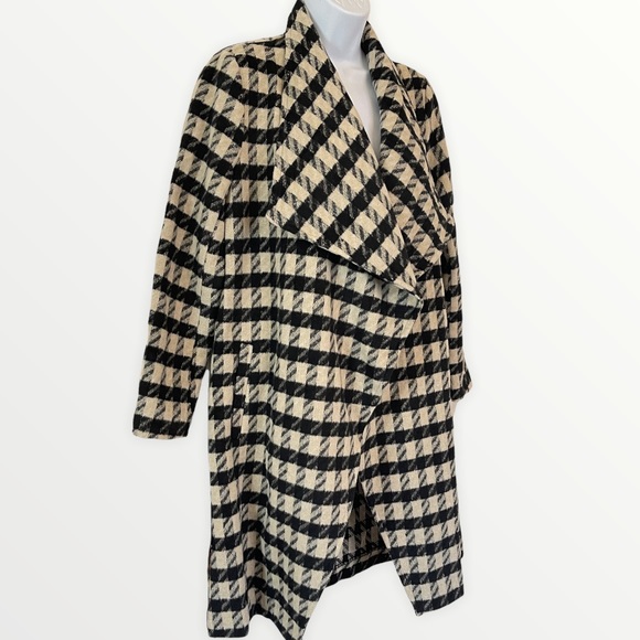 BB Dakota Houndstooth Drape Coat
BB DAKOTA BY STEVE MADDEN - Picture 5 of 9